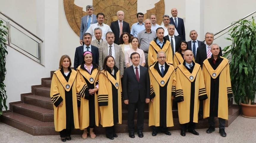 Unvanda y&uuml;kselen akademisyenlere c&uuml;bbeleri giydirildi