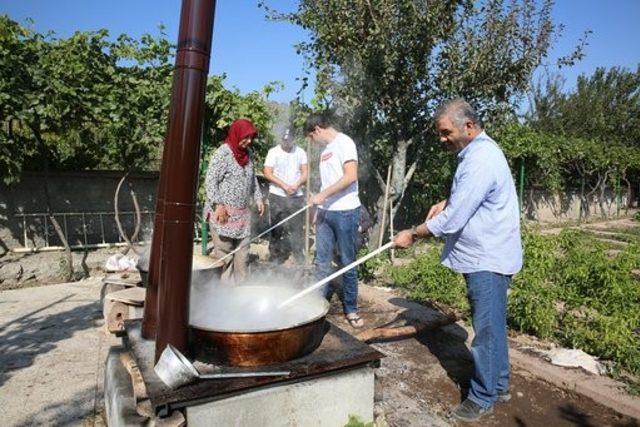 Başkan Çelik ailesiyle birlikte pekmez kaynattı