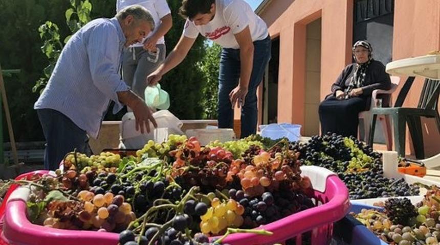Başkan &Ccedil;elik ailesiyle birlikte pekmez kaynattı