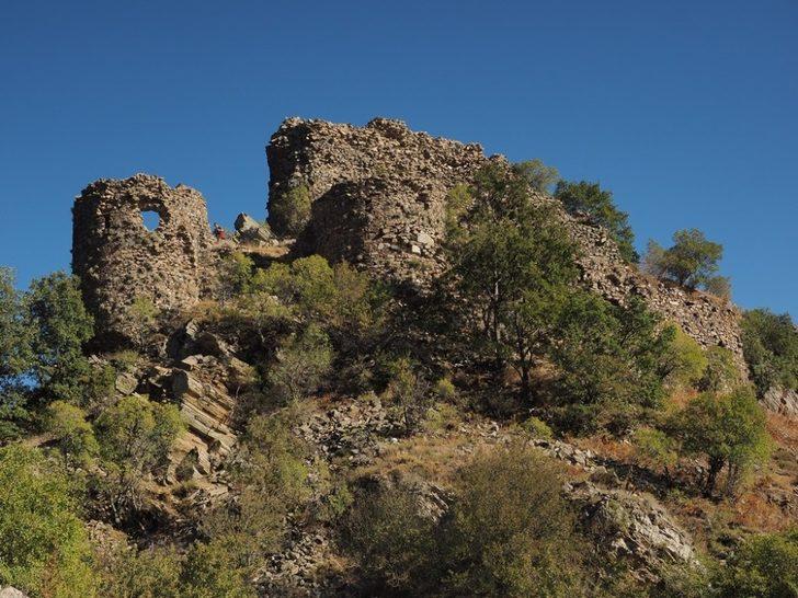 Definecilerin çukurlar açtığı Yılanlı Kale ilgi bekliyor G1