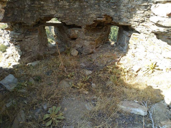 Definecilerin çukurlar açtığı Yılanlı Kale ilgi bekliyor G2