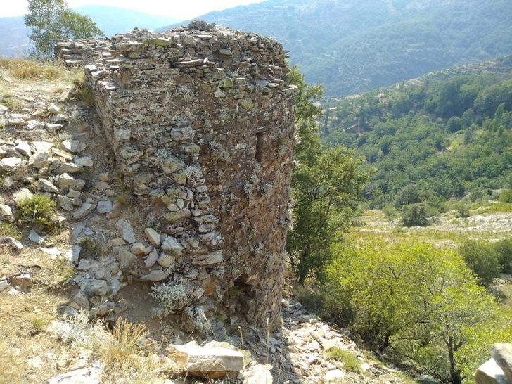 Definecilerin çukurlar açtığı Yılanlı Kale ilgi bekliyor G3