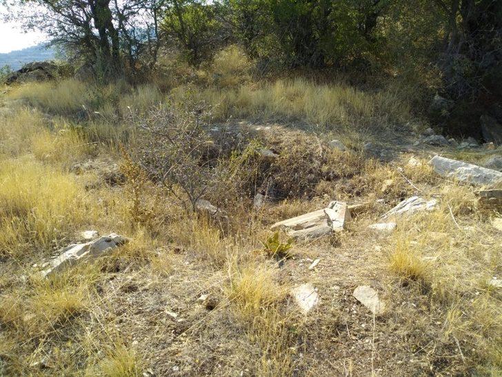 Definecilerin çukurlar açtığı Yılanlı Kale ilgi bekliyor G4