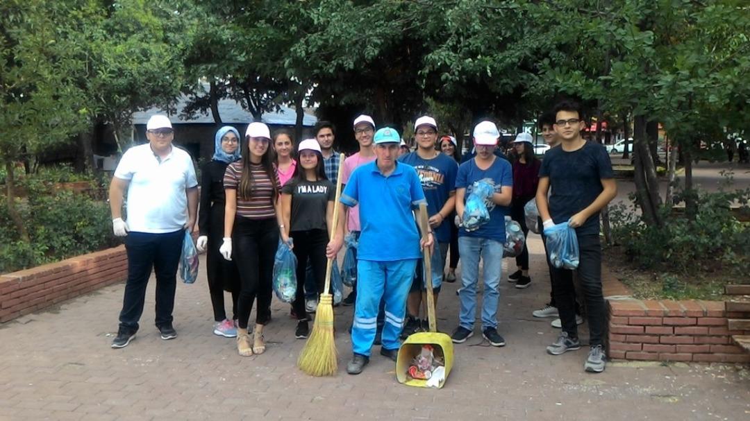 G&ouml;n&uuml;ll&uuml; temizlik el&ccedil;ileri &ccedil;&ouml;p topladı