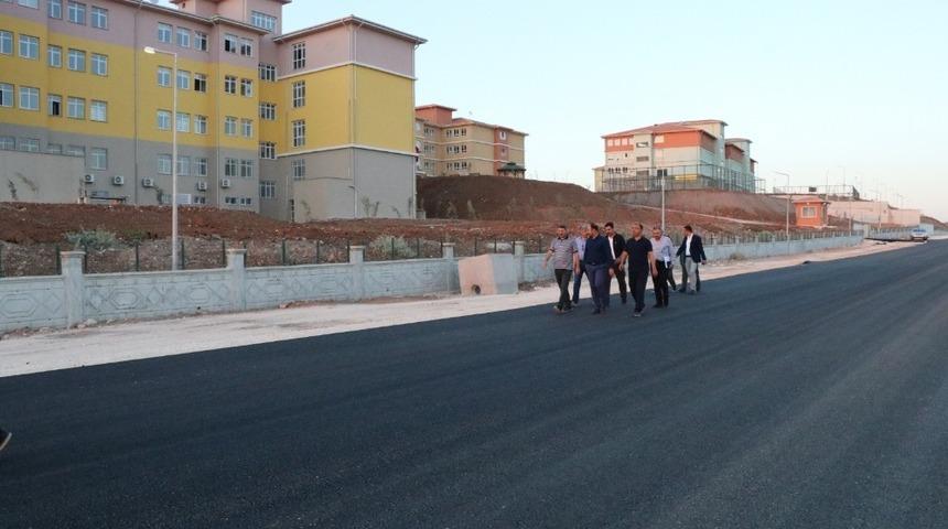 Eğitim kamp&uuml;s&uuml;nde yollar asfaltlandı