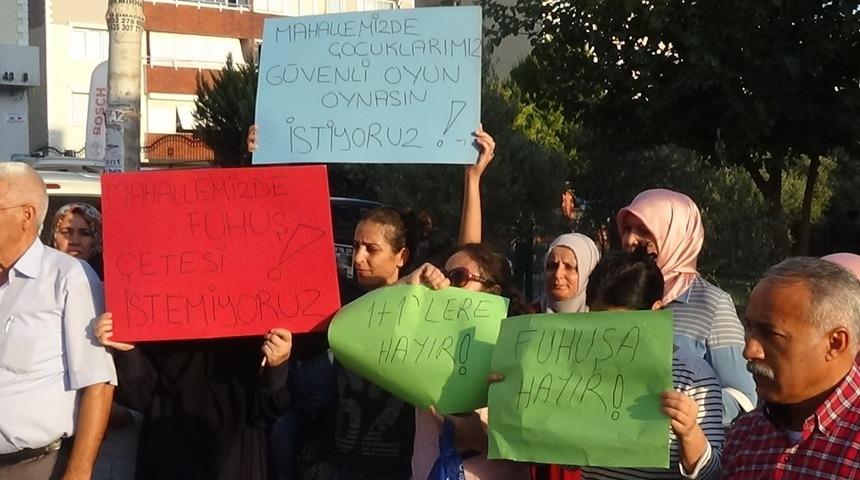 İzmir&rsquo;de mahallelinin &rsquo;fuhuş&rsquo; eylemi