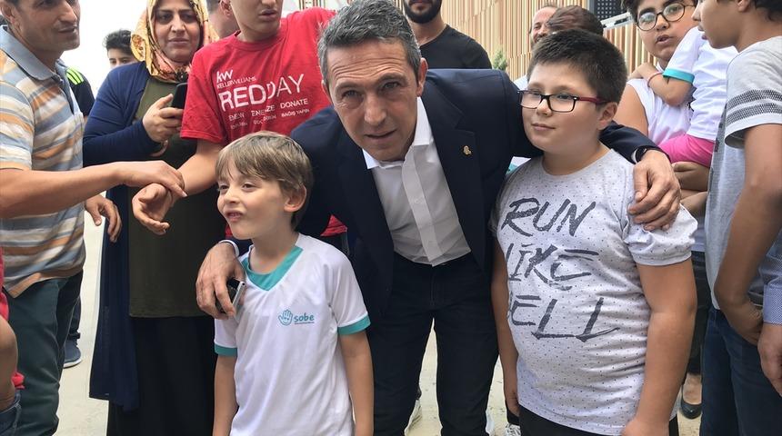 Fenerbahçe Başkanı Ali Koç, Selçuklu Otizmli Bireyler Eğitim Merkezi Vakfını ziyaret etti