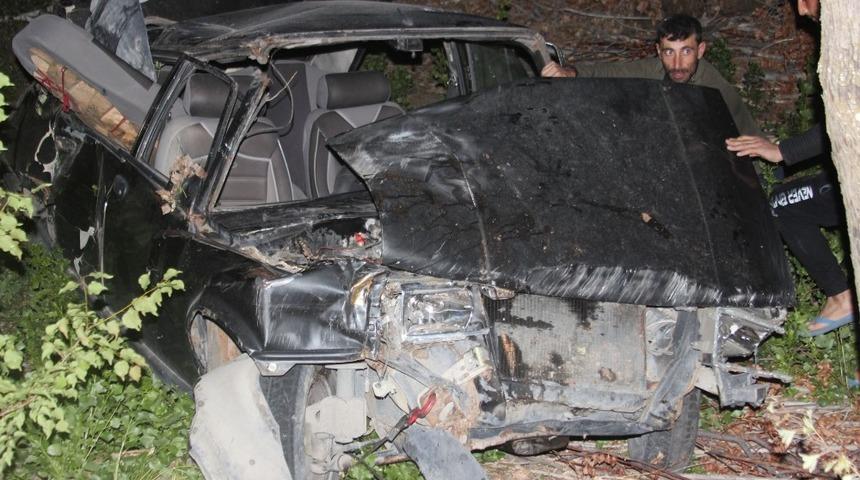 Erzincan&rsquo;da otomobil şarampole devrildi: 4 yaralı