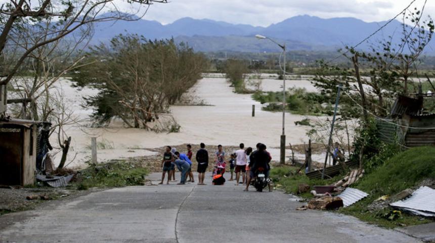 Mangkhut Tayfunu'nda &ouml;l&uuml; sayısı artıyor! Korkun&ccedil; haberler geliyor