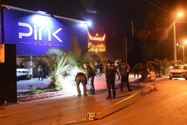 Gece kulübü önünde silahlı kavga: 4 yaralı
