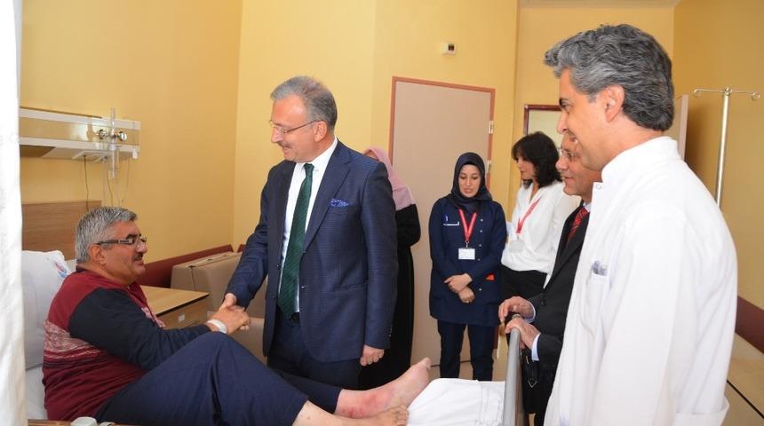 Rekt&ouml;r Akın Levent, hastaları ziyaret etti