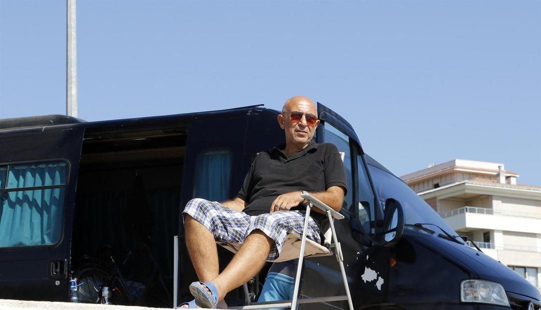 Evden uzaklaştırıldı, karavanla plaja yerleşti 