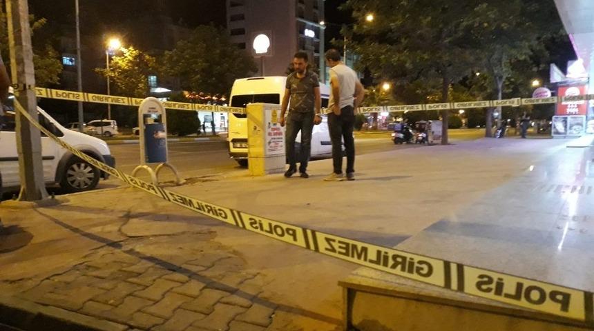 Maganda kurşunu iş yerinin camına isabet etti