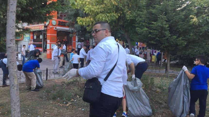 &Ouml;ğrencilerden &ccedil;evre temizliği
