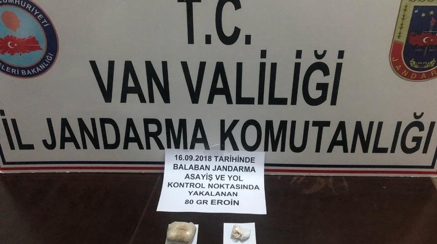 Ş&uuml;pheli yolcuların &uuml;zerinde uyuşturucu ele ge&ccedil;irildi