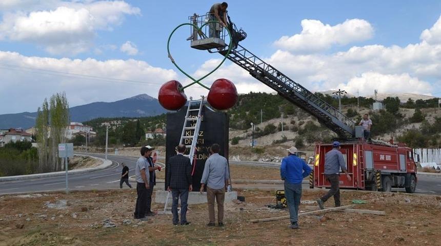 Şaphane&rsquo;nin girişine vişne ve kiraz sembol&uuml;