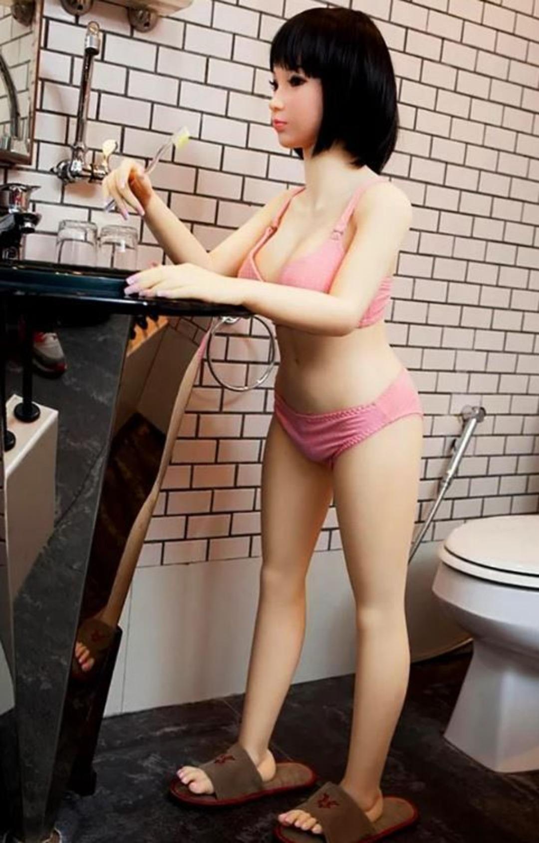  Yalnızlıktan aldığı seks robotu başına bela oldu!