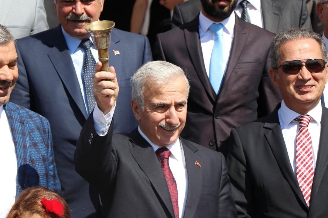 Kayseri&rsquo;de ilk ders zilini Vali Kam&ccedil;ı &ccedil;aldı