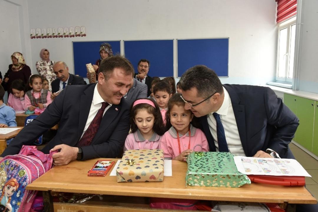 G&uuml;m&uuml;şhane&rsquo;de 19 bin 400 &ouml;ğrenci i&ccedil;in ilk ders zili &ccedil;aldı