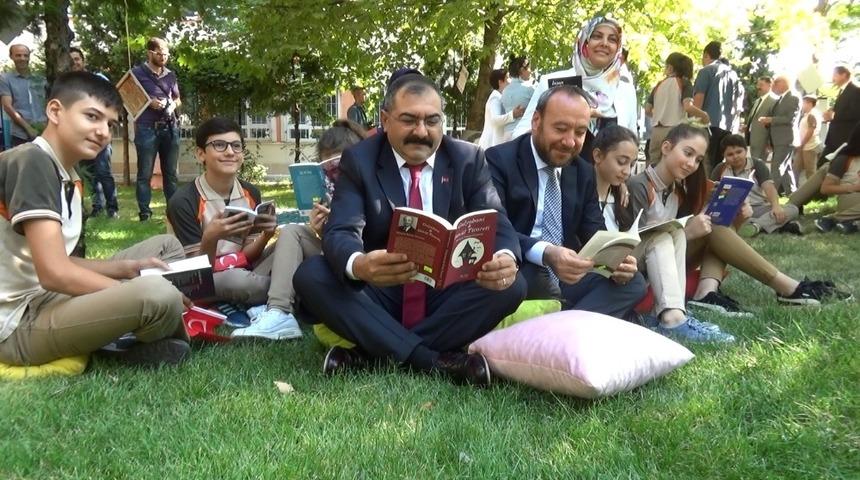 &Ouml;ğrenciler okula kitap okuyarak başladı