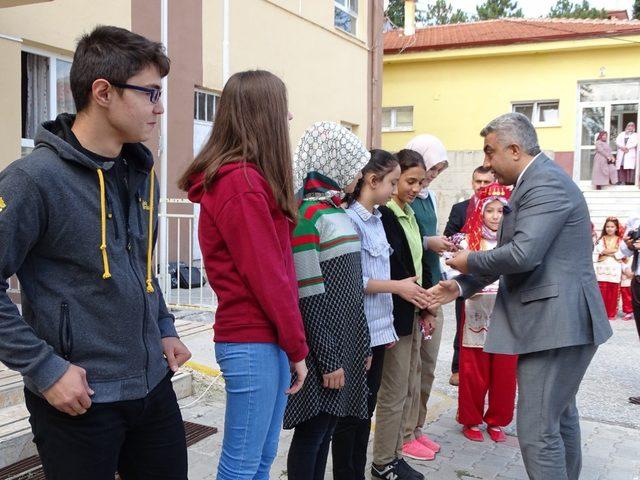 Kitap okuma yarışmasında dereceye giren öğrenciler ödüllendirildi