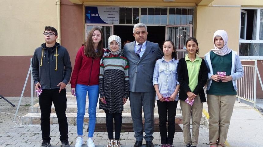 Kitap okuma yarışmasında dereceye giren &ouml;ğrenciler &ouml;d&uuml;llendirildi