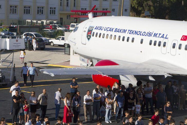 İlk gününde okulun bahçesinde dev uçakla karşılaştılar  G1