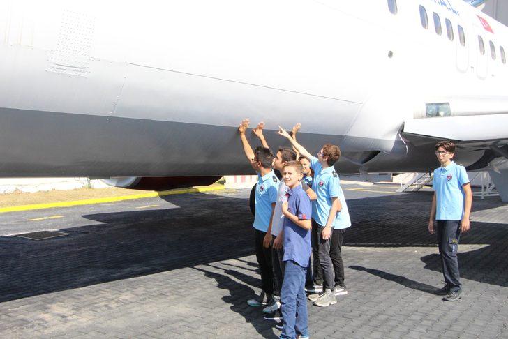 İlk gününde okulun bahçesinde dev uçakla karşılaştılar  G2