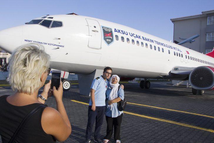 İlk gününde okulun bahçesinde dev uçakla karşılaştılar  G3