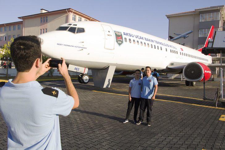 İlk gününde okulun bahçesinde dev uçakla karşılaştılar  G4