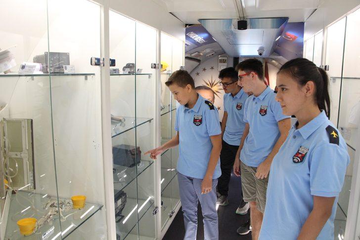 İlk gününde okulun bahçesinde dev uçakla karşılaştılar  G5