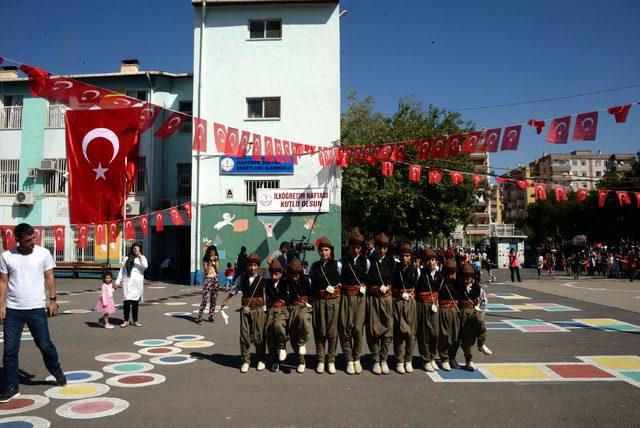 Diyarbakır'da eğitim öğrencilerin zılgıtları ile başladı