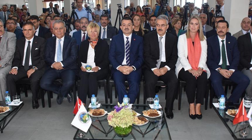 Sezonun ilk çekirdeksiz kuru üzüm ve kuru inciri için açık artırma yapıldı
