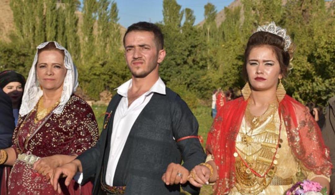 Şırnak'taki d&uuml;ğ&uuml;nde geline 1 kilo altın, damada 230 bin lira takıldı