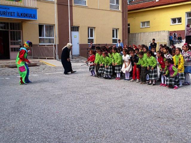 Palyaço kılığına giren öğretmen minik öğrencilerle oyun oynadı