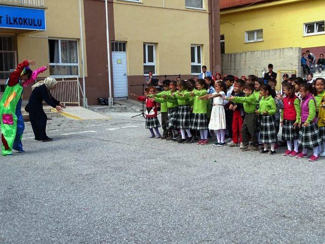 Palyaço kılığına giren öğretmen minik öğrencilerle oyun oynadı