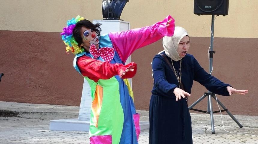 Palya&ccedil;o kılığına giren &ouml;ğretmen minik &ouml;ğrencilerle oyun oynadı