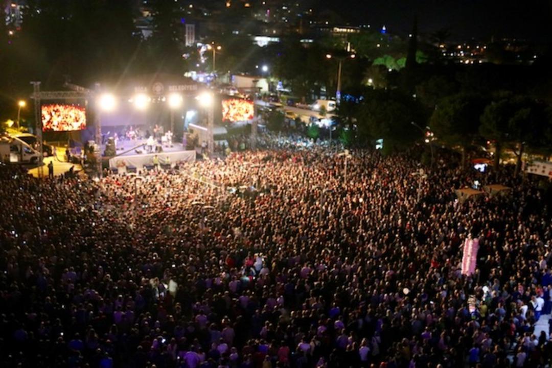 &Uuml;mit Besen, Biga&rsquo;da g&ouml;n&uuml;lleri fethetti