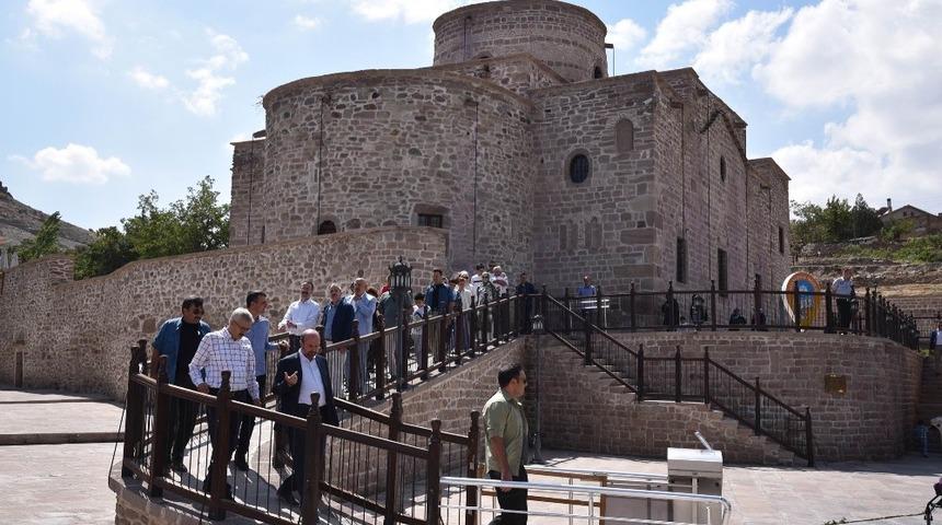 B&uuml;rokratlar Sel&ccedil;uklu&rsquo;nun sembol mekanlarını gezdi