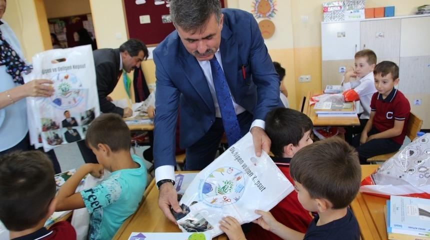 Kitaplar devletten, kırtasiye malzemeleri belediyeden