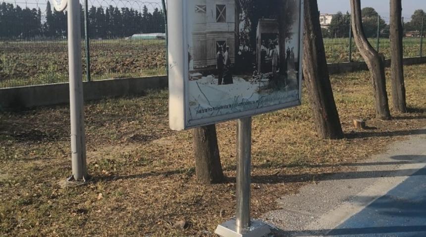 Yalova’da belediye panolarını kıranlar yakalandı