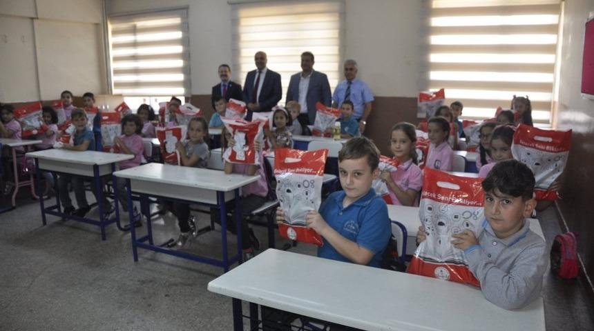 &Ccedil;evik, "&Ouml;ğrencilere kitaplarını teslim ettik"