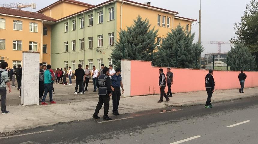 Okullar a&ccedil;ıldı polis &ouml;nlerinde kuş u&ccedil;urtmuyor