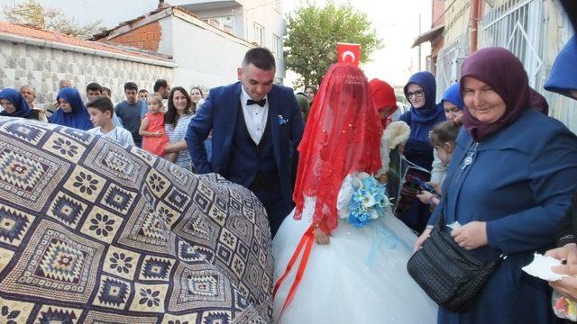 Balıkesir’de gelin arabasının arkasındaki ilginç yazı