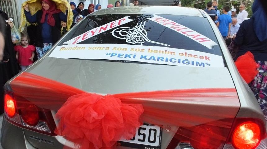 Balıkesir’de gelin arabasının arkasındaki ilginç yazı