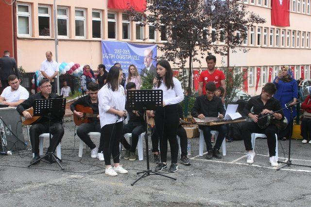 Trabzon’da ilk ders zili çaldı, öğrenciler ders başı yaptı