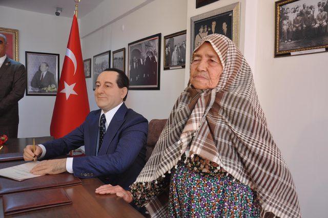 Adnan Menderes'in heykelini görünce gözyaşlarını tutamadı