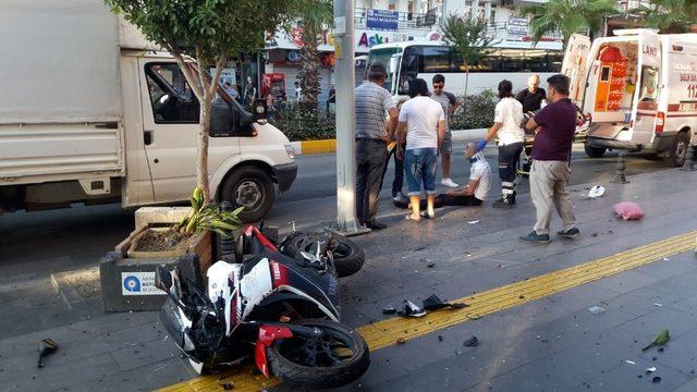 Manavgat’ta motosiklet kamyonete çarptı: 1 yaralı