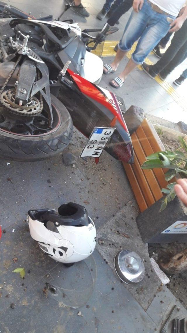 Manavgat’ta motosiklet kamyonete çarptı: 1 yaralı