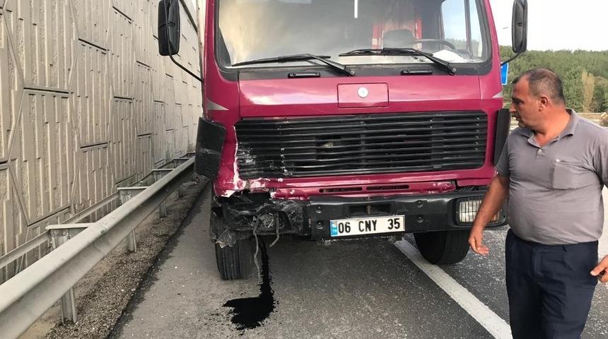 Kamyon otomobile &ccedil;arptı: 3 yaralı